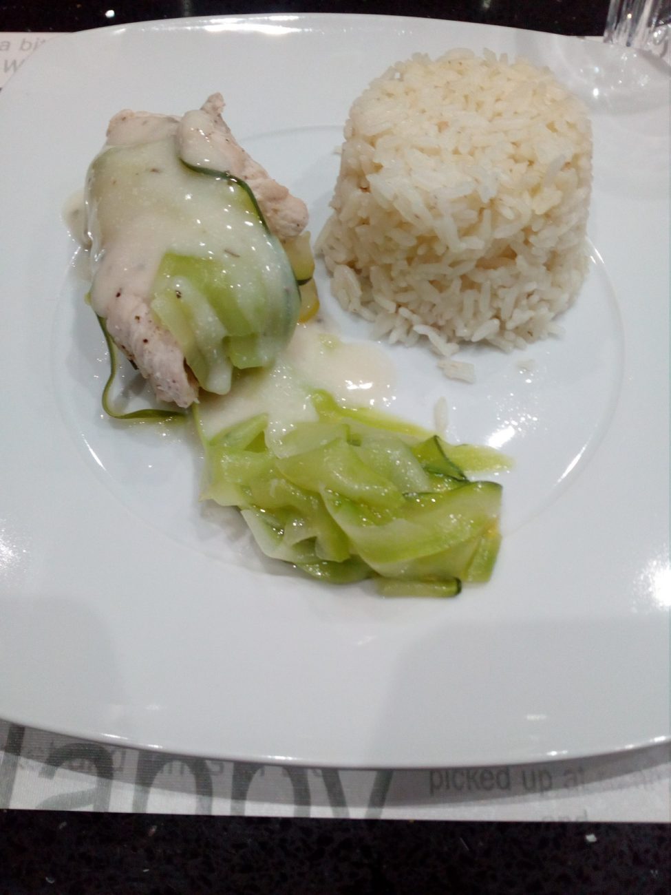Rolos de Peru com legumes e molho béchamel