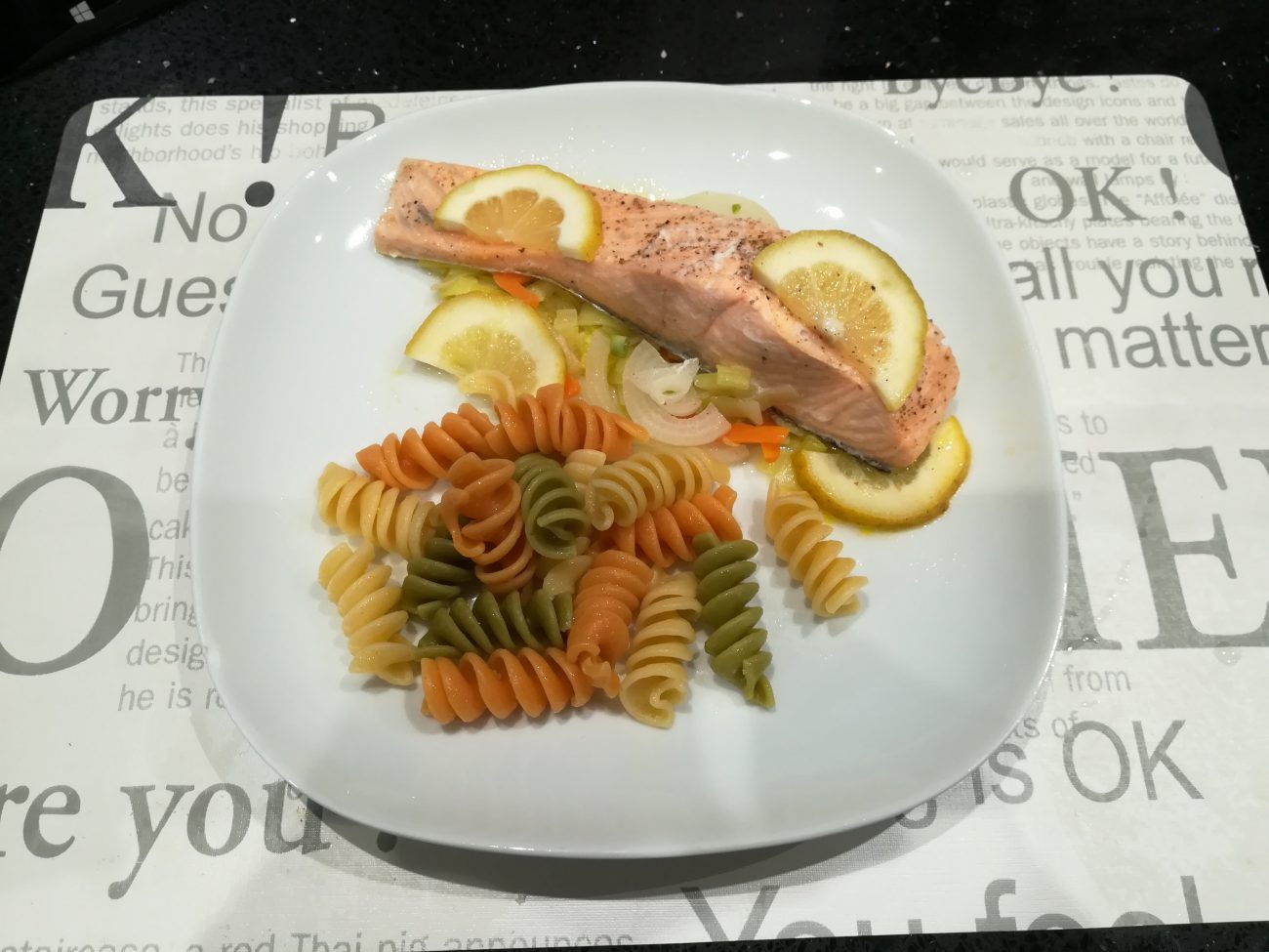 Salmão em cama de legumes