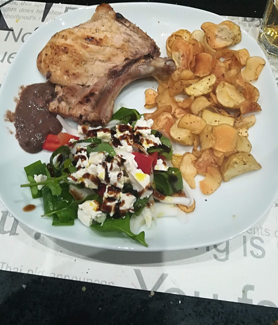 Costeleta Grelhada com Salada de Queijo Feta