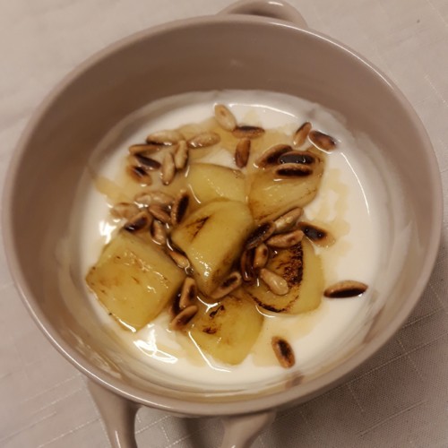 Maçã Salteada com Pinhões
